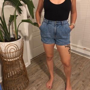 AMERICAN EAGLE MOM SHORTS